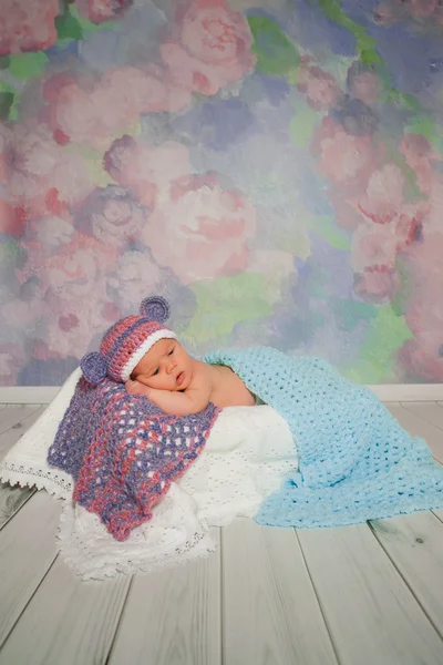 美丽新生熟睡的婴儿女孩 免版税图库照片