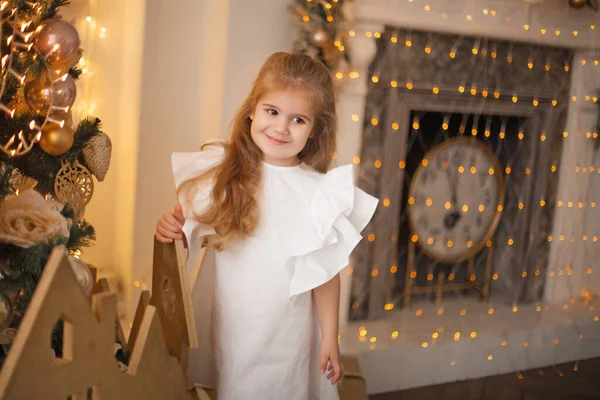 Bella Bambina Abito Bianco Sulla Stanza Decorata Natale — Foto Stock
