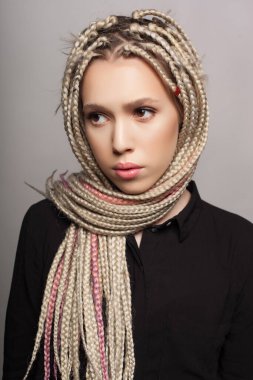 Yaratıcı saç stili olan güzel ve seksi kadın.