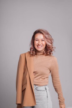 Güzel ve seksi kadın, beyaz stüdyo çekimlerinde izole edilmiş.