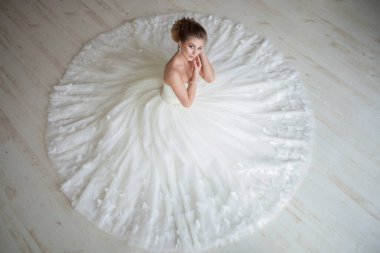 Gelinlik giymiş güzel bir kızın portresi.