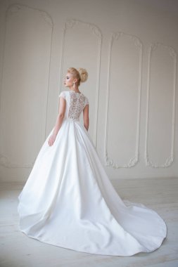 Gelinlik giymiş güzel bir kızın portresi.