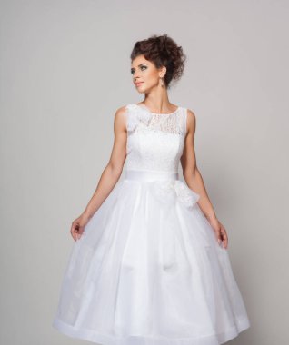 Gelinlik giymiş güzel bir kızın portresi.