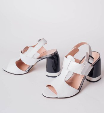 Beyaz arka planda izole edilmiş modern moda kadın ayakkabıları.