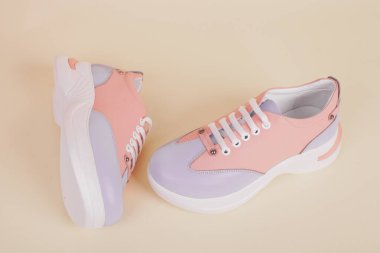 Beyaz arka planda izole edilmiş modern moda kadın ayakkabıları.