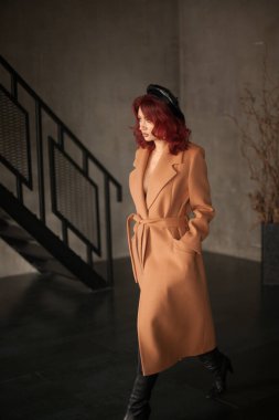 Kahverengi ceketli güzel ve seksi kadın. 