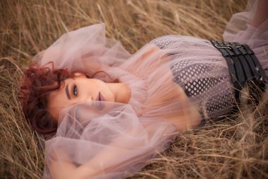 Genç, güzel, mutlu bir kadın doğada vakit geçiriyor.