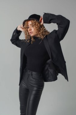 Siyahlı güzel ve seksi kadın.