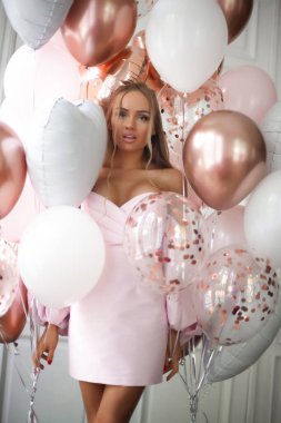 Güzel mutlu kız bir doğum günü pastasının üzerindeki mumu üfle