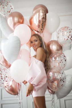 Güzel mutlu kız bir doğum günü pastasının üzerindeki mumu üfle