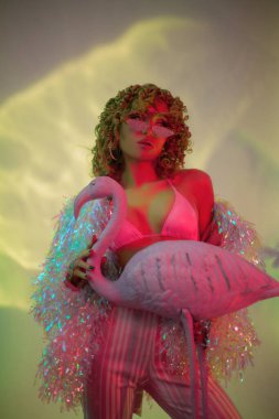 Geçmişe dönük seksi sarışın kadın, 90 'ların fotoğrafı.