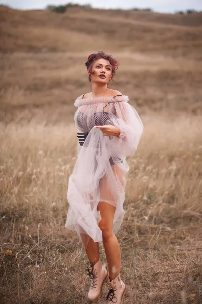 Jovem Bela Mulher Feliz Passar Tempo Natureza — Fotografia de Stock