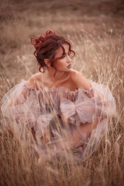 Jong Mooi Gelukkig Vrouw Besteden Tijd Natuur — Stockfoto