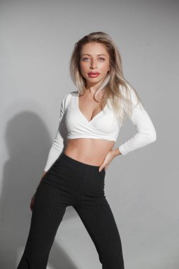 Stüdyoda güzel ve seksi bir kadın 