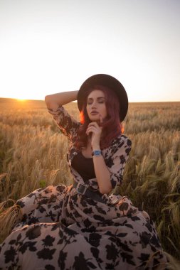 Genç, güzel, mutlu bir kadın doğada vakit geçiriyor.