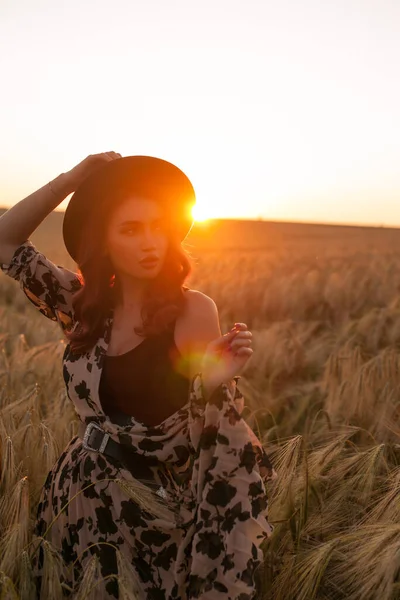 Jong Mooi Gelukkig Vrouw Besteden Tijd Natuur — Stockfoto