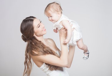 genç anne küçük bebeği ile oynama