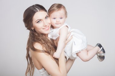 genç anne küçük bebeği ile oynama