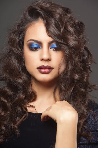 Mulher indiana bonita com cabelo encaracolado em vestido azul — Fotografia de Stock