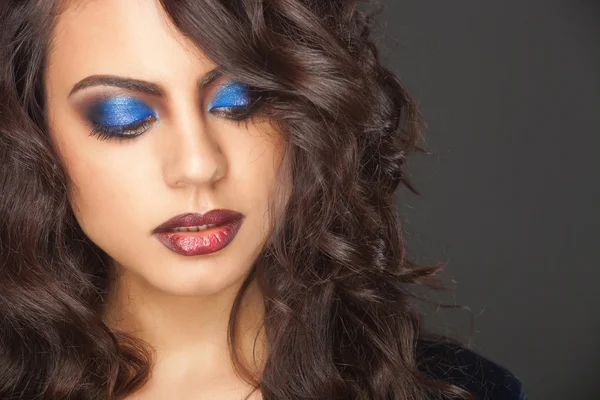 Krásná indiánka s kudrnatými vlasy v modrých šatech — Stock fotografie
