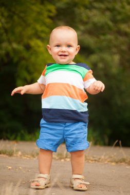 güzel bebek çocuk, açık havada ateş