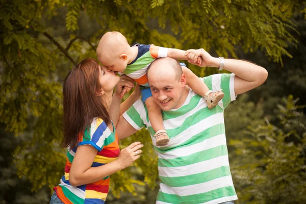 Família feliz se divertindo ao ar livre em um dia de verão — Fotografia de Stock