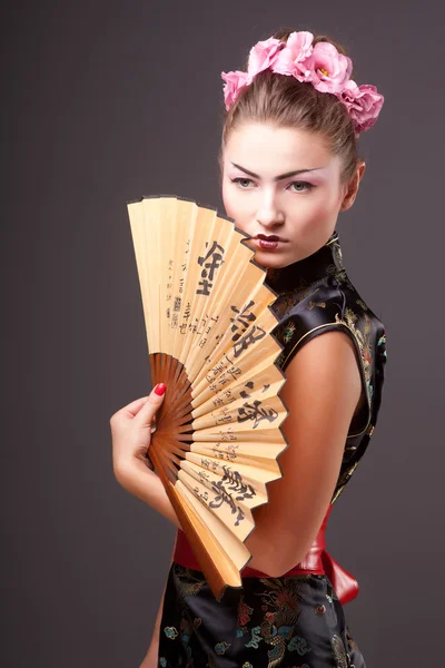 Moda geisha danza in studio — Foto Stock