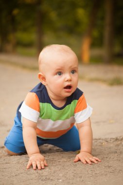 güzel bebek çocuk, açık havada ateş