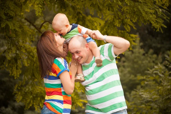 Família feliz se divertindo ao ar livre em um dia de verão — Fotografia de Stock