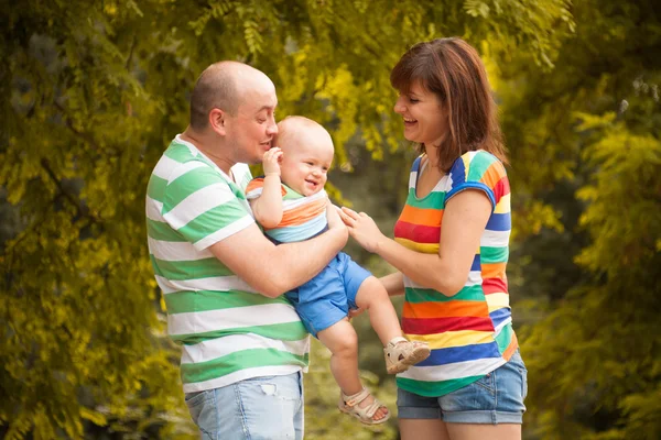 Famiglia felice divertirsi all'aperto in una giornata estiva — Foto Stock