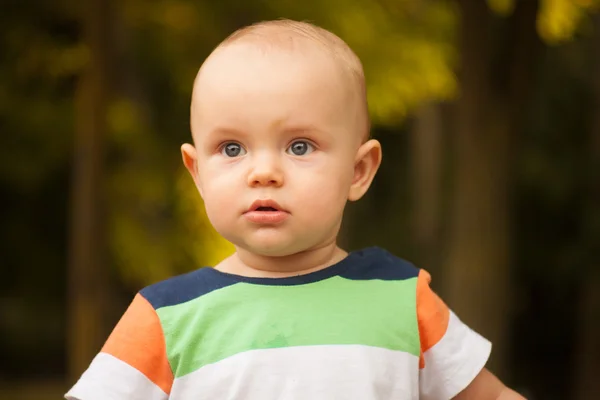 美しい男の赤ちゃん、屋外で撮影します。 — ストック写真