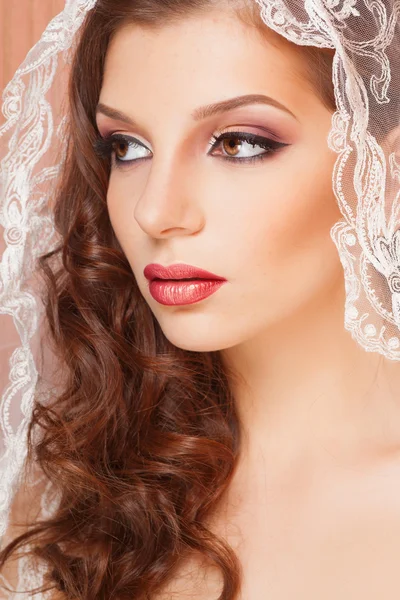 Beautiful bride with fashion hairstyle and make-up — Stock Photo, Image