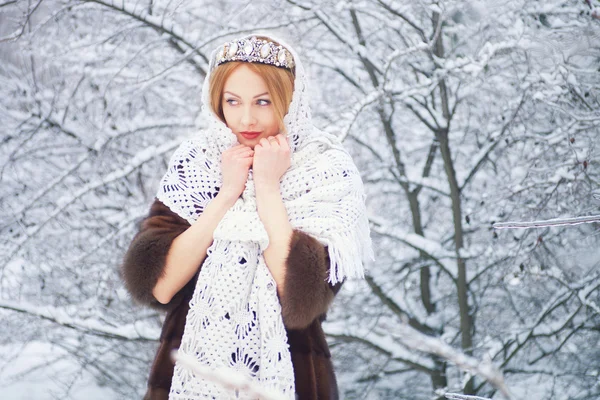 Mode kvinna i vinter skog — Stockfoto