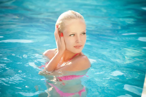 Retrato de moda de mujeres hermosas y sexy en la piscina — Foto de Stock