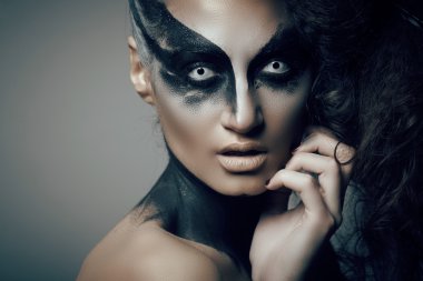 Beyaz gözlü kız moda karga