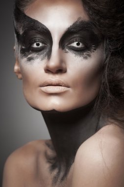 Beyaz gözlü kız moda karga