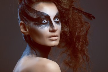 Beyaz gözlü kız moda karga