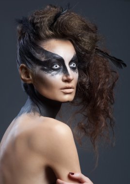 Beyaz gözlü kız moda karga