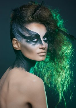 Beyaz gözlü kız moda karga