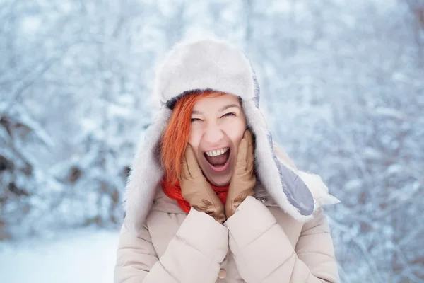 Retrato de inverno da bela menina com cabelo vermelho — Fotografia de Stock