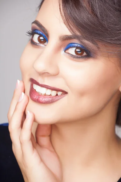 Portret van mooie Indiase vrouw close-up — Stockfoto
