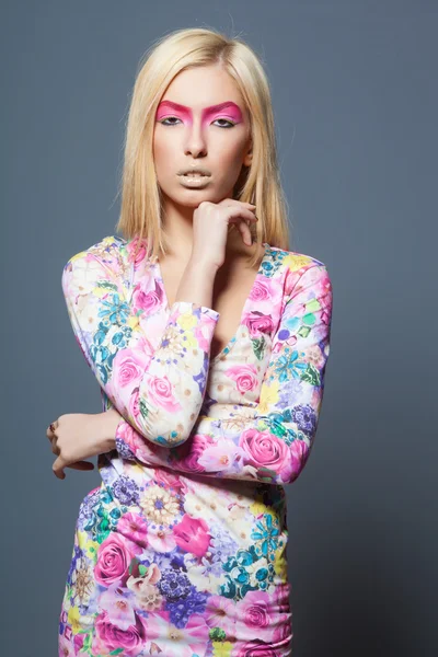 Módní blonďaté supermodelka v růžových šatech, detailním studiu zastřelil — Stock fotografie