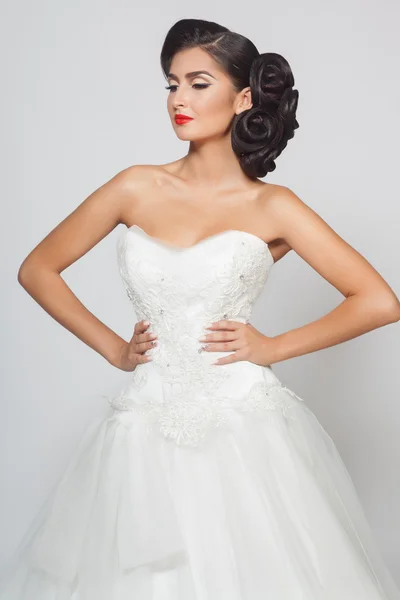 ファッション髪型とメイクの美しい花嫁 — ストック写真
