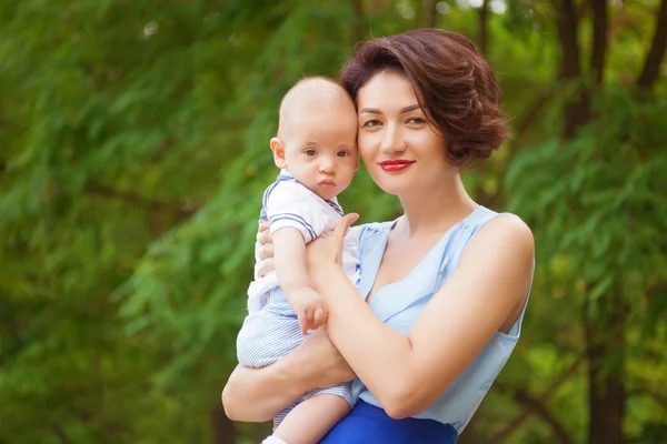 Happy family having fun outdoors on a summer day — Stock Photo, Image