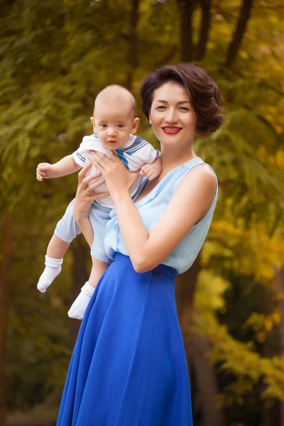 Gelukkige familie plezier buitenshuis op een zomerdag — Stockfoto