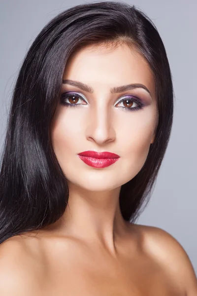 Mode junge lateinamerikanische Frau mit Glamour-Make-up — Stockfoto