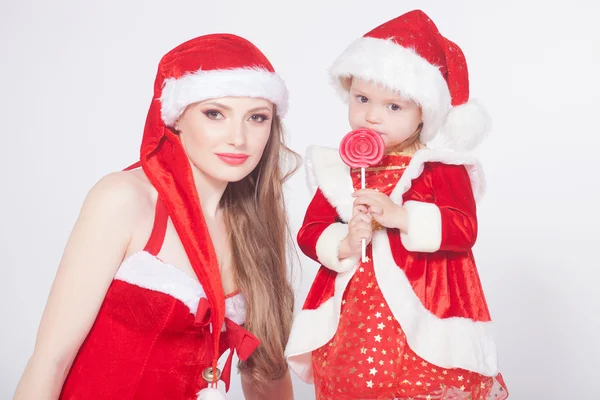 Gelukkig moeder met kleine dochter iin de santa claus kleren — Stockfoto