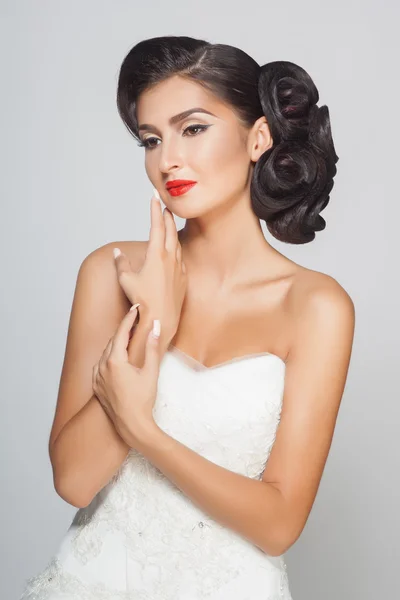 Krásná nevěsta s módní účes a make-up — Stock fotografie