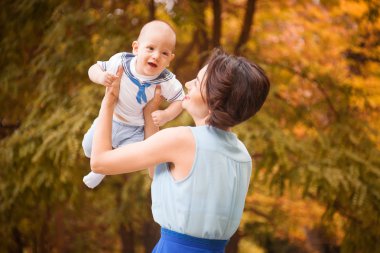 genç anne ile küçük oğlu, açık havada bir yaz gününde oynama