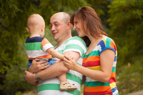 Famiglia felice divertirsi all'aperto in una giornata estiva — Foto Stock